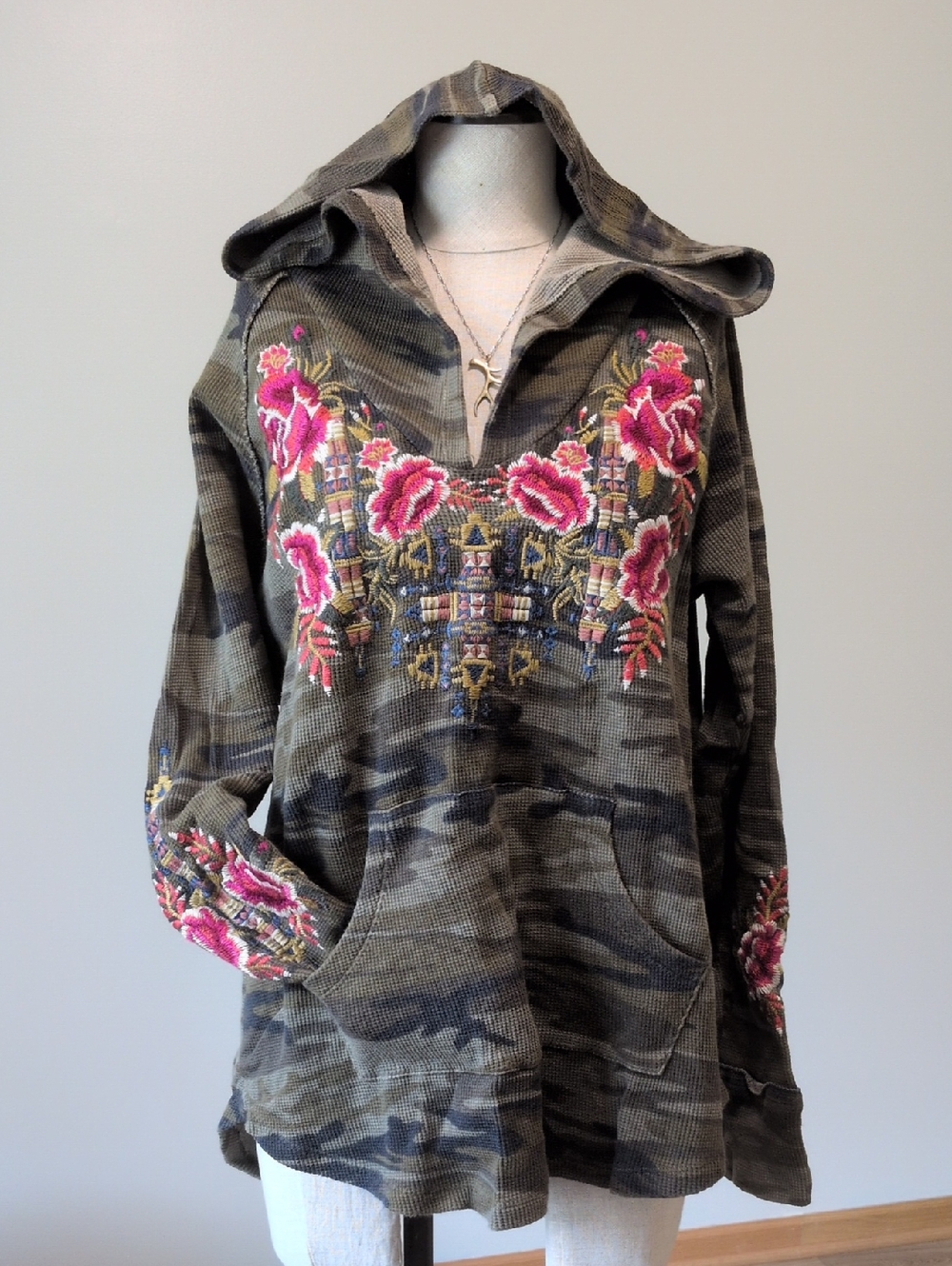 Like New L Johnny Was Embroidered Camo Hooded Pullover